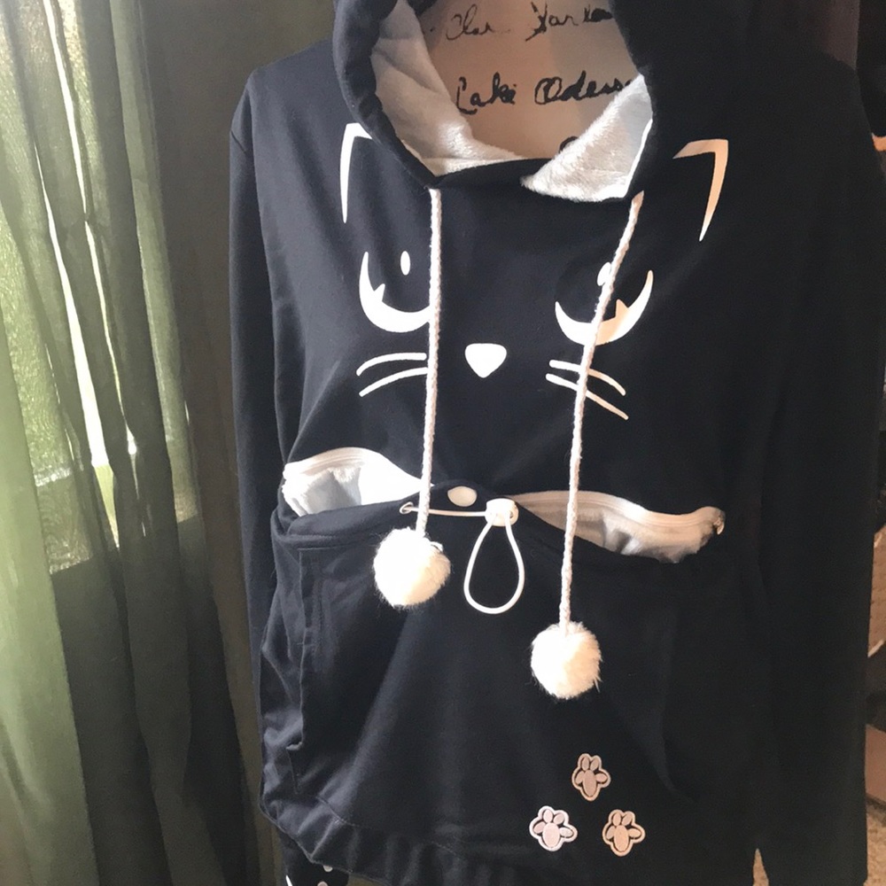 Medium sweatshirt that has a pouch for your cat.